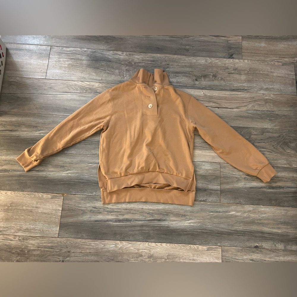 Sonoma comfortable cute quarter button up!